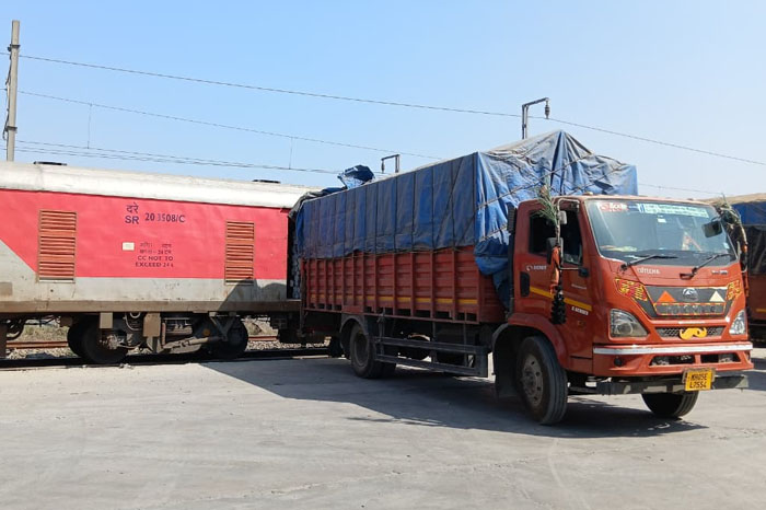 Freight truck transport Mumbai logistics service India